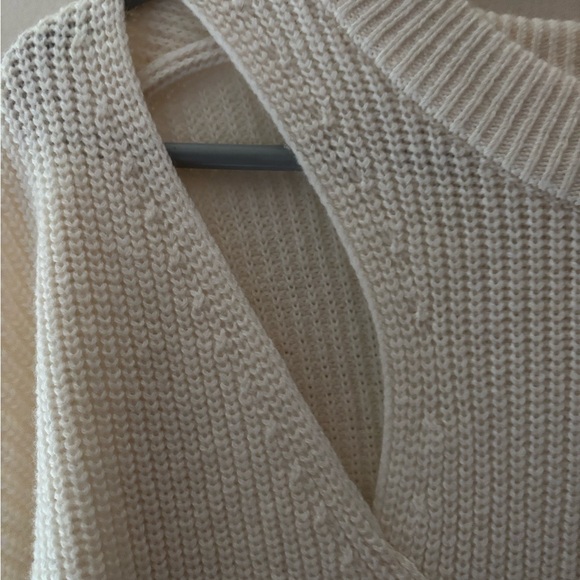 Michael Kors
Keyhole Cut Out Sweater size L new - Picture 10 of 10